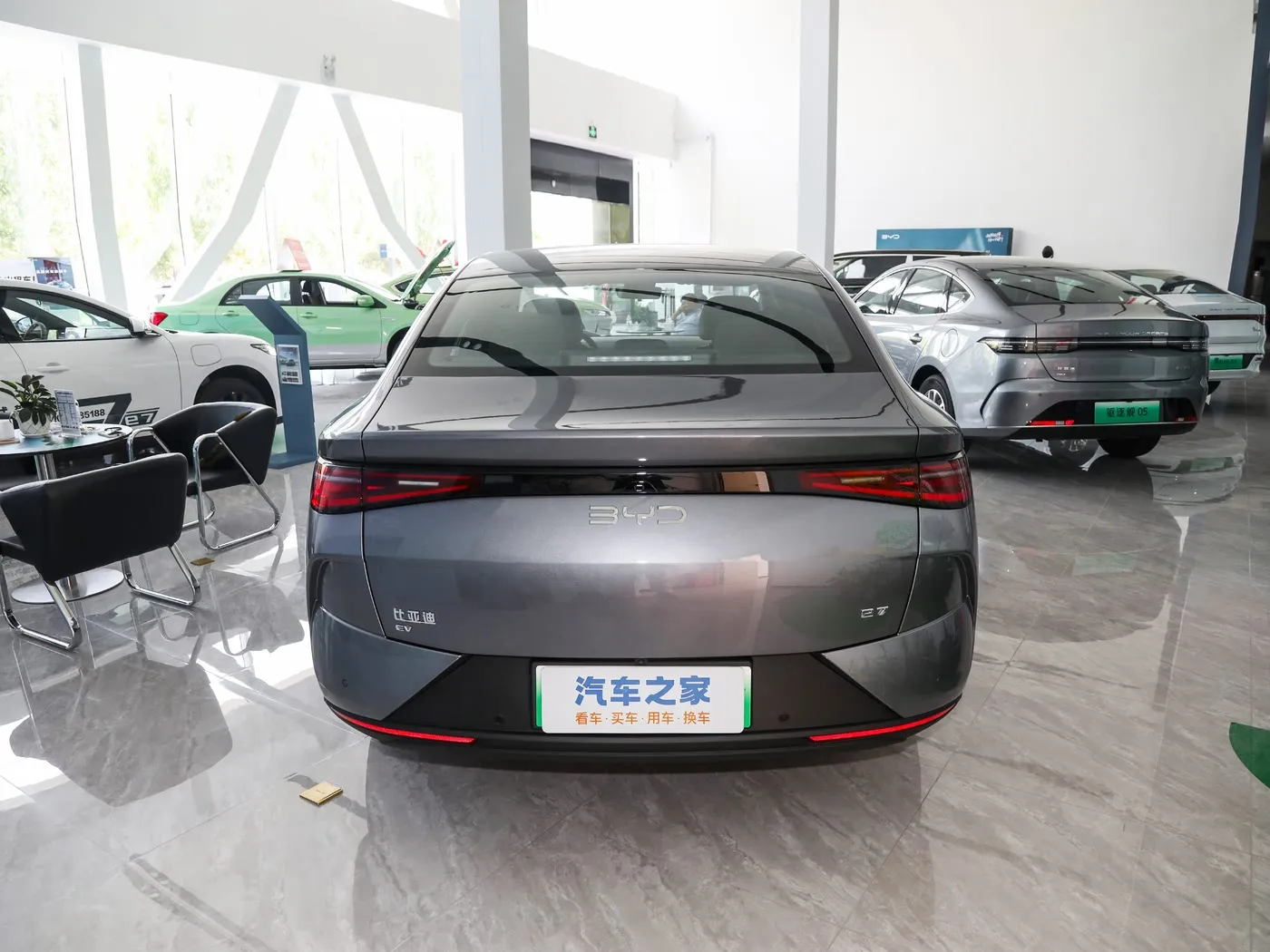Nuwe Model BYD E7 EV Motor 150km/h Topspoed 136HP 180Nm Wringkrag 5 Sitplek Elektriese Voertuig