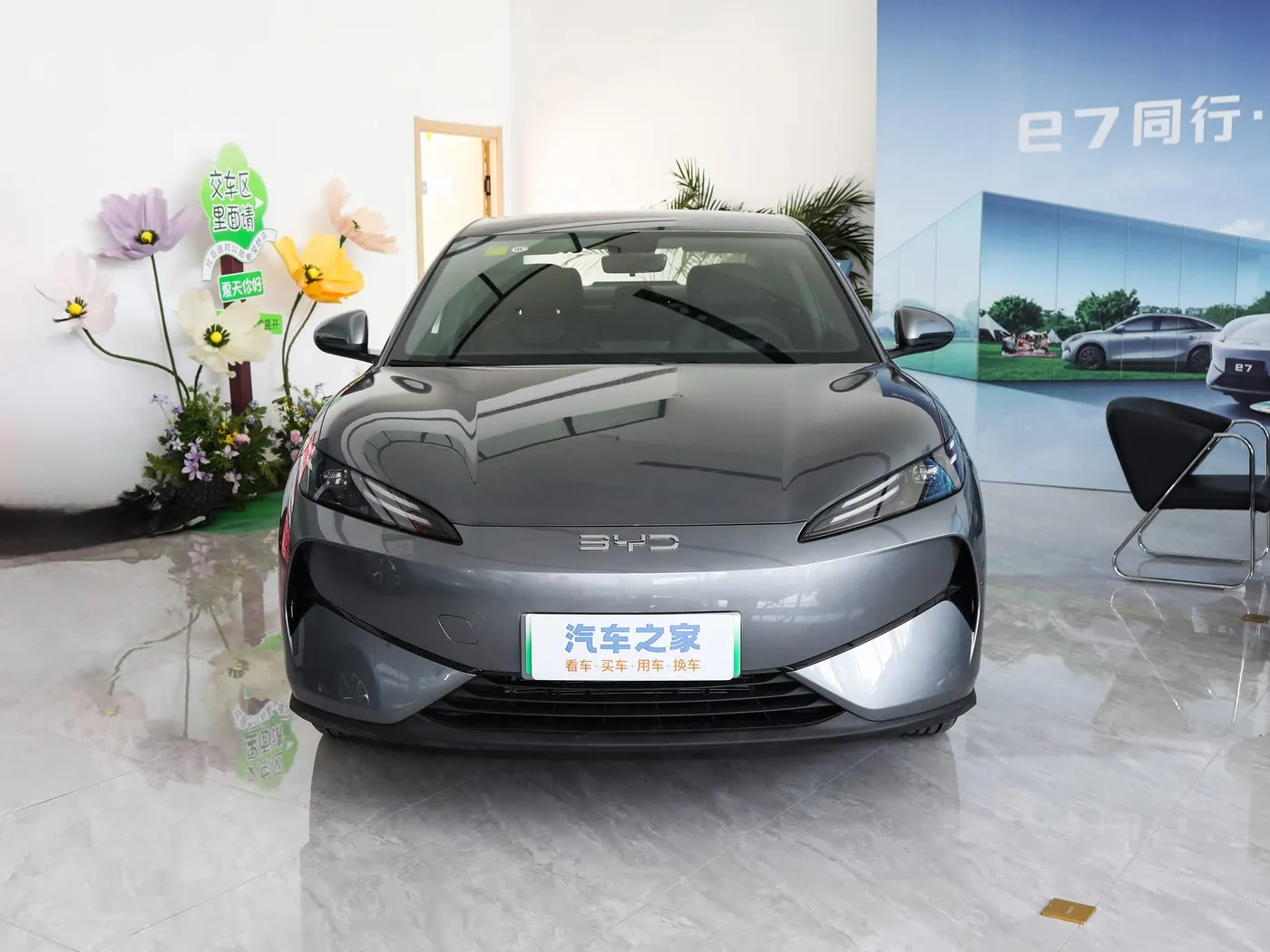 Nuwe Model BYD E7 EV Motor 150km/h Topspoed 136HP 180Nm Wringkrag 5 Sitplek Elektriese Voertuig