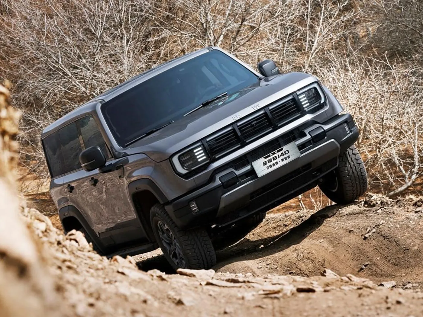 Beijing Off-Road BJ40 Kompakte SUV 4WD, 85L tenk en panoramiese kamera lang asafstand