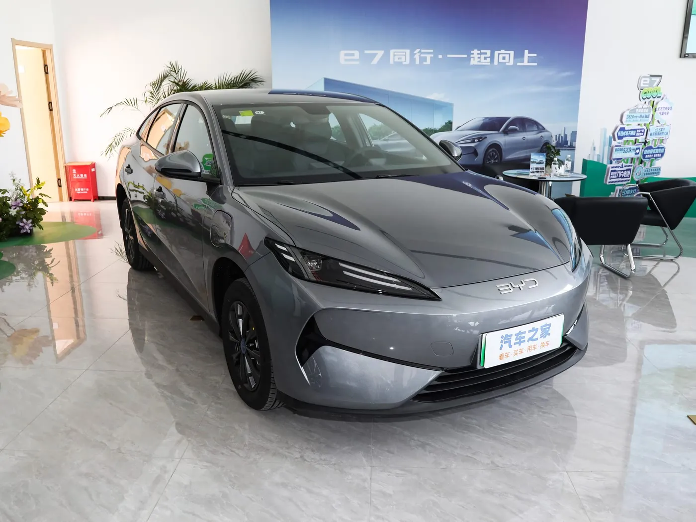 Nuwe Model BYD E7 EV Motor 150km/h Topspoed 136HP 180Nm Wringkrag 5 Sitplek Elektriese Voertuig