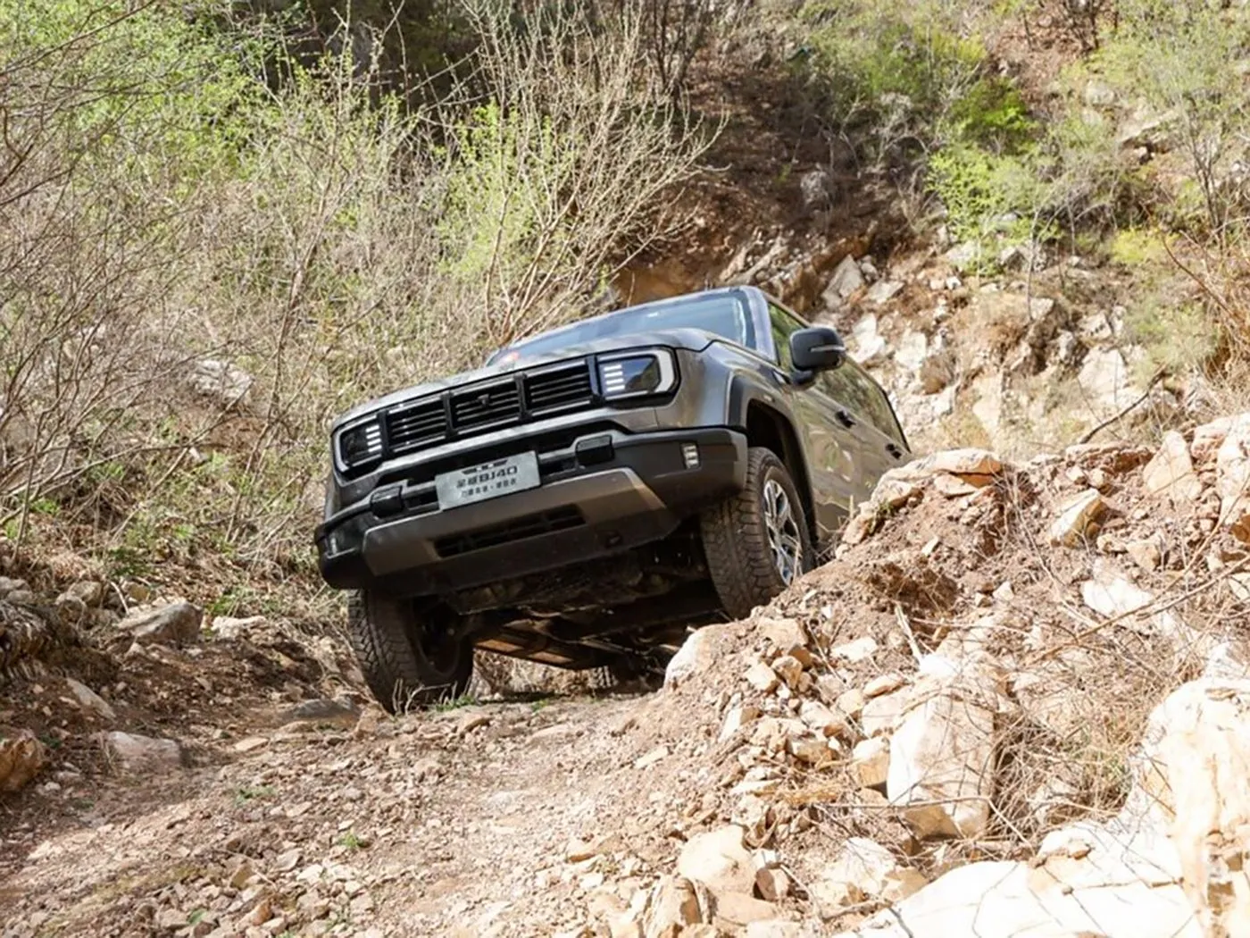 Beijing Off-Road BJ40 Kompakte SUV 4WD, 85L tenk en panoramiese kamera lang asafstand
