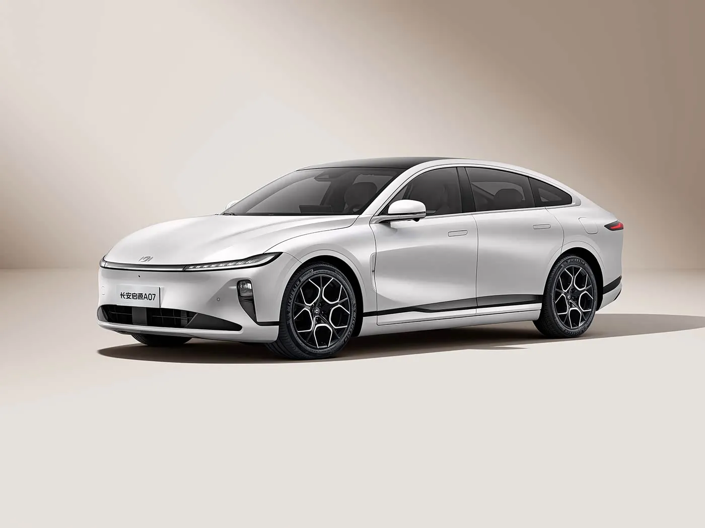 Changan Qiyuan A07 Hibriede EV Sedan Nuwe Energie Voertuig Van China 1200km Reeks Outomatiese ratkas 5 Sitplekke 175Km/h Spoed R19 Bandgrootte