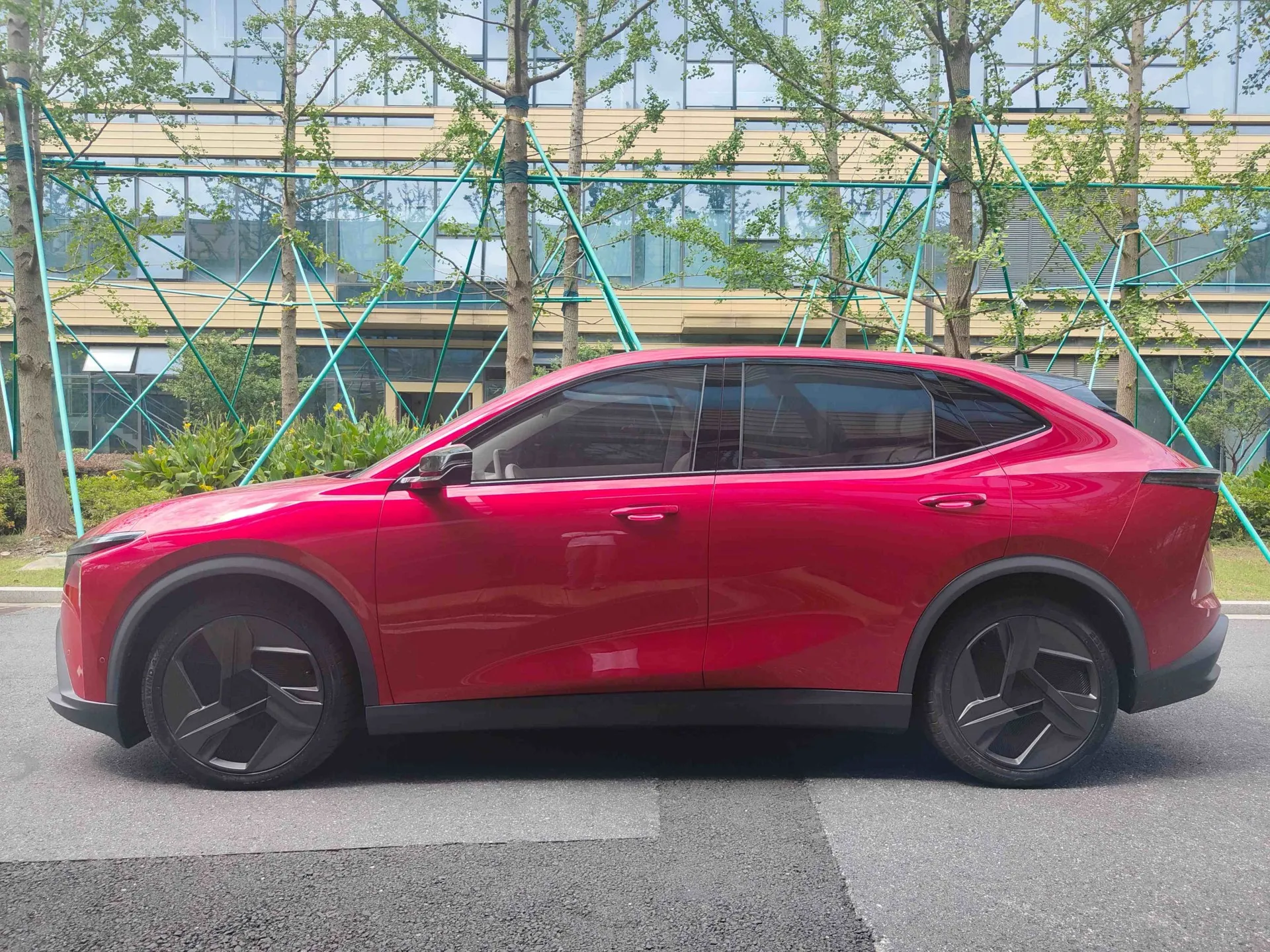 LEV01 REGTERSTYD SUV NUWE ENERGIE VOERTUIG EV langafstand Asafstand 5 sitplekke
