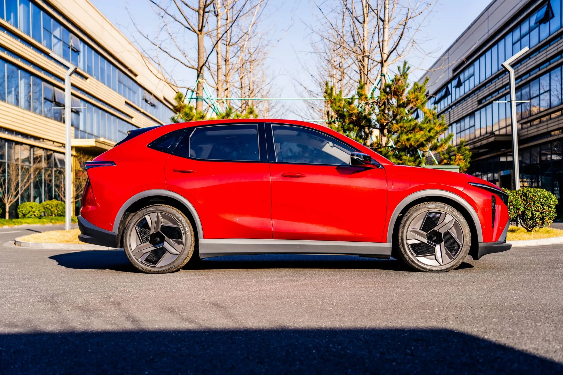 LEV01 REGTERSTYD SUV NUWE ENERGIE VOERTUIG EV langafstand Asafstand 5 sitplekke