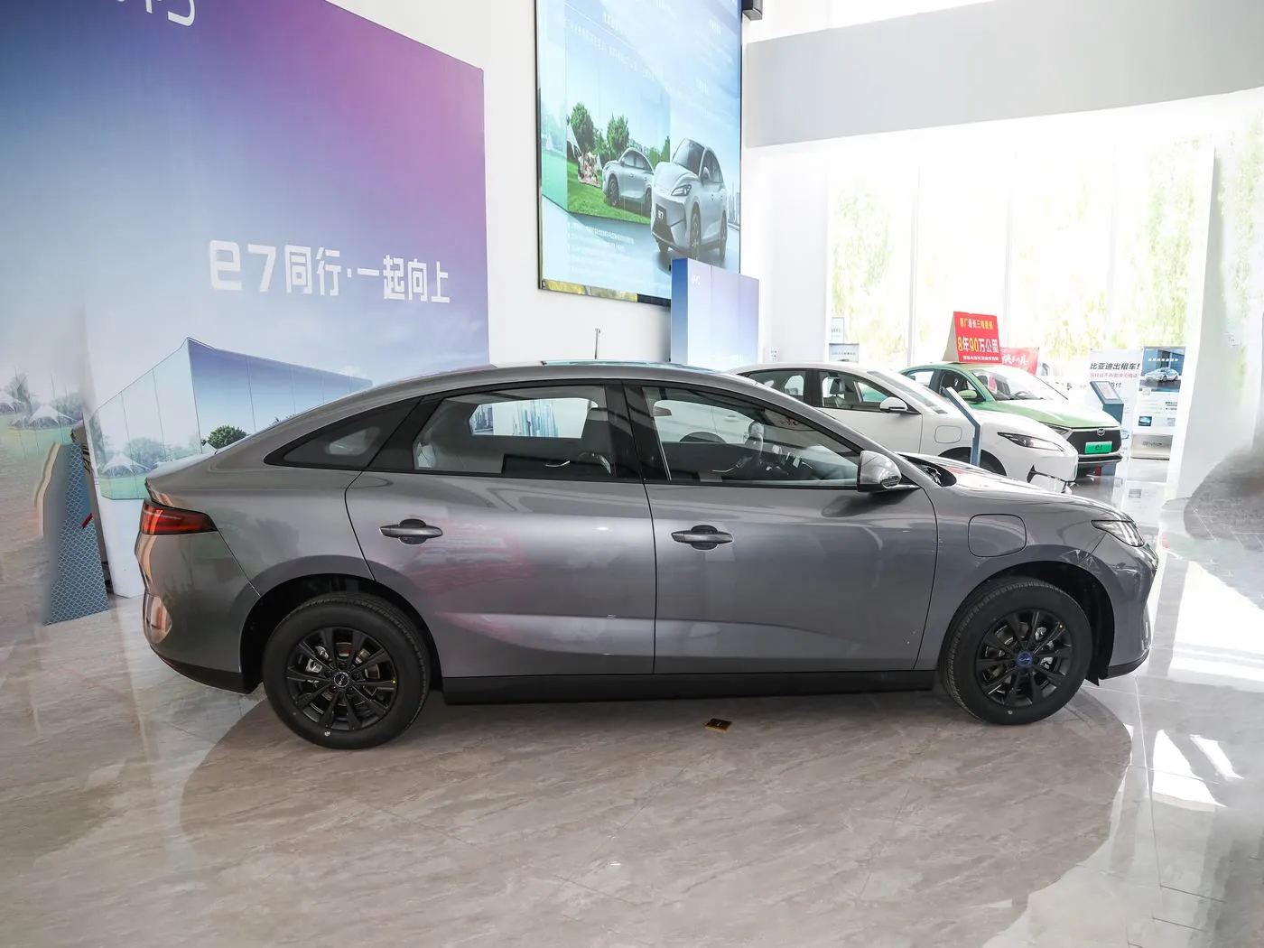 Nuwe Model BYD E7 EV Motor 150km/h Topspoed 136HP 180Nm Wringkrag 5 Sitplek Elektriese Voertuig