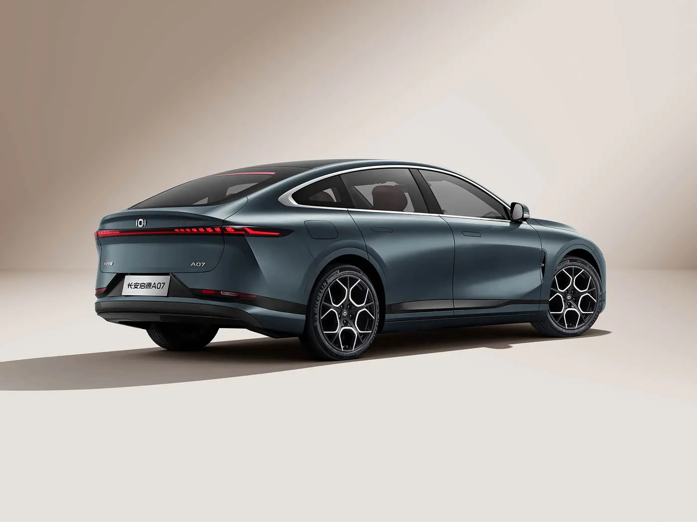 Changan Qiyuan A07 Hibriede EV Sedan Nuwe Energie Voertuig Van China 1200km Reeks Outomatiese ratkas 5 Sitplekke 175Km/h Spoed R19 Bandgrootte