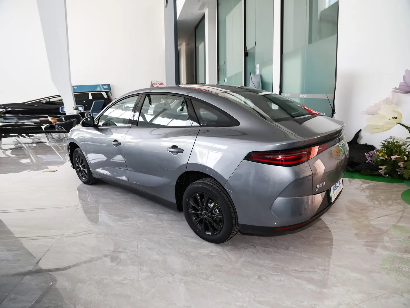 Nuwe Model BYD E7 EV Motor 150km/h Topspoed 136HP 180Nm Wringkrag 5 Sitplek Elektriese Voertuig