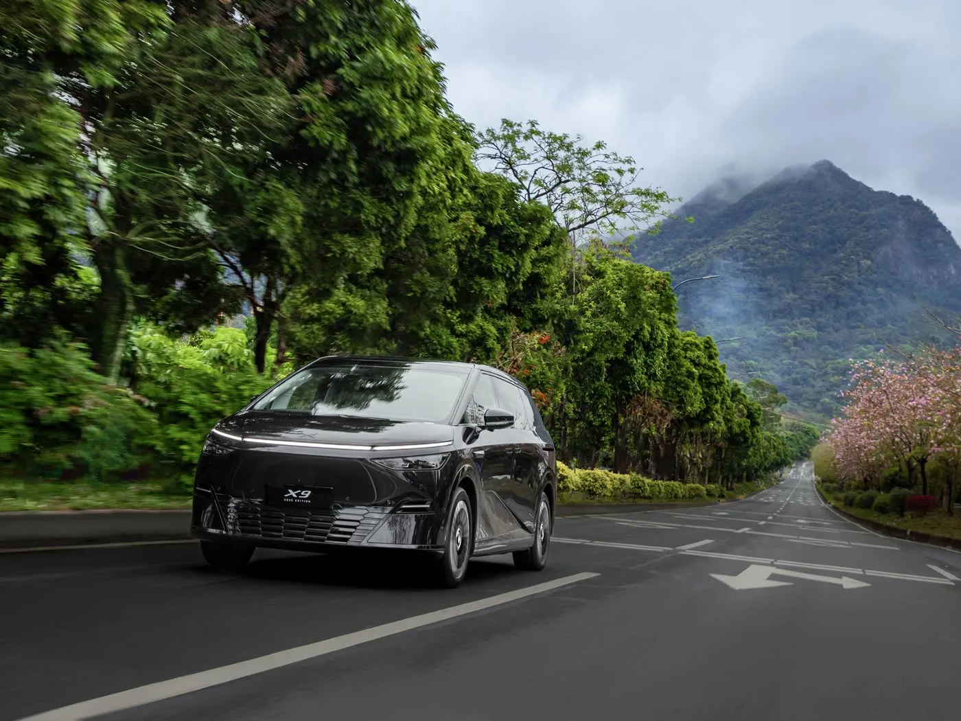 Xpeng X9 Langafstand MPV SUV Suiwer elektriese linkerstuur Mededingende prys Nuwe energievoertuig