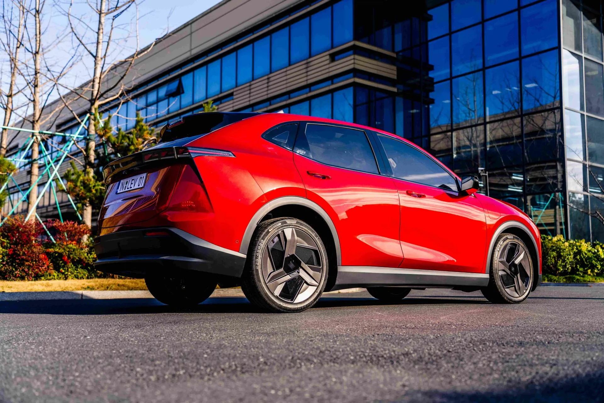 LEV01 REGTERSTYD SUV NUWE ENERGIE VOERTUIG EV langafstand Asafstand 5 sitplekke
