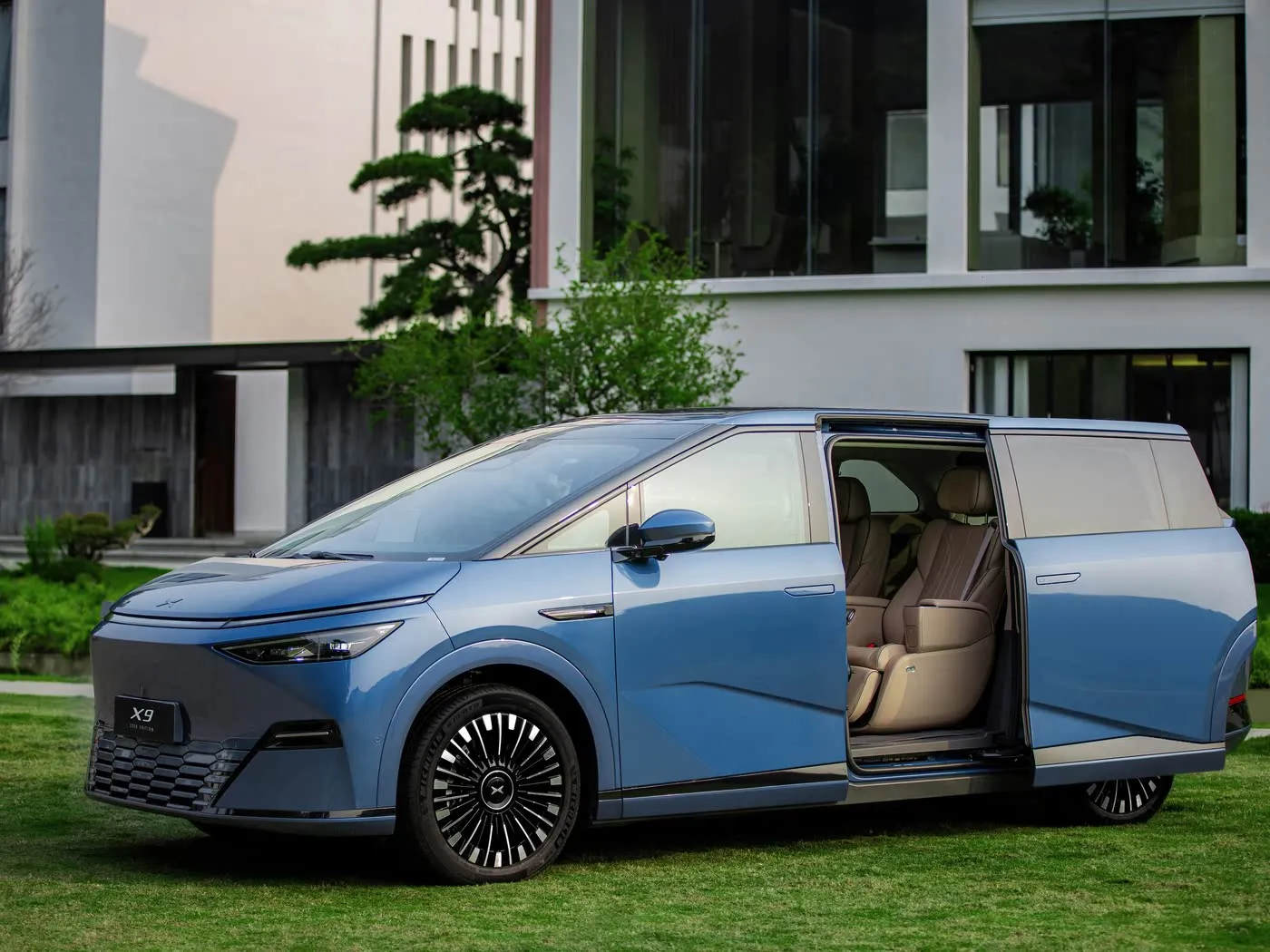 Xpeng X9 Langafstand MPV SUV Suiwer elektriese linkerstuur Mededingende prys Nuwe energievoertuig