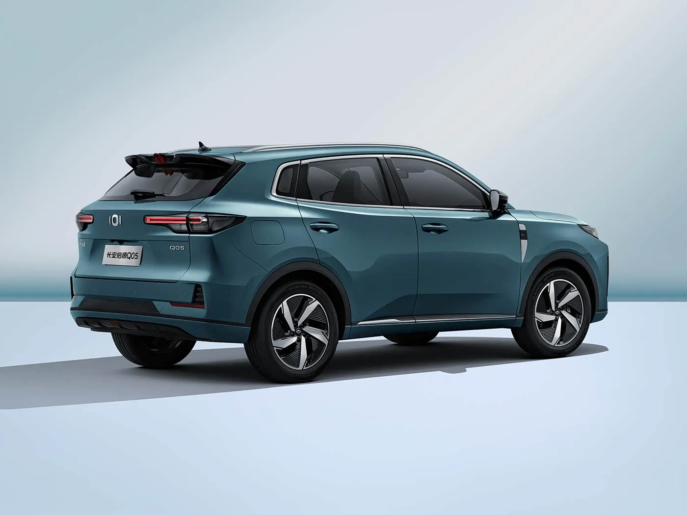 Changan NEVO Q05 Hibriede Elektriese SUV Langafstand outomatiese ratkas 5-deur 5-sitplek leer binnekant links