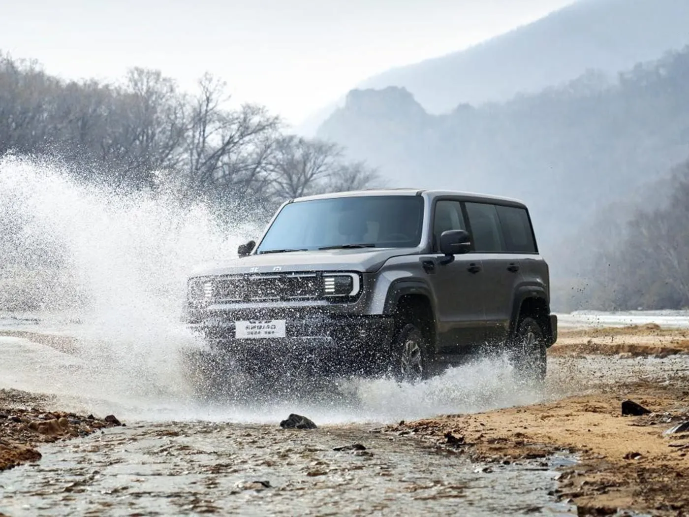 Beijing Off-Road BJ40 Kompakte SUV 4WD, 85L tenk en panoramiese kamera lang asafstand