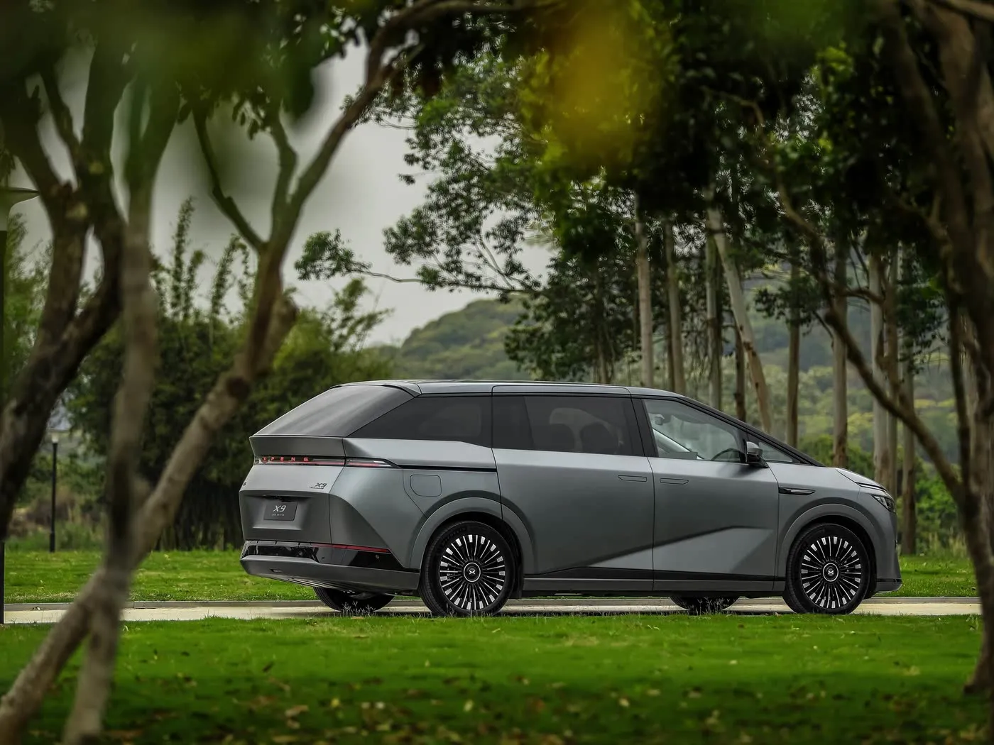 Xpeng X9 Langafstand MPV SUV Suiwer elektriese linkerstuur Mededingende prys Nuwe energievoertuig