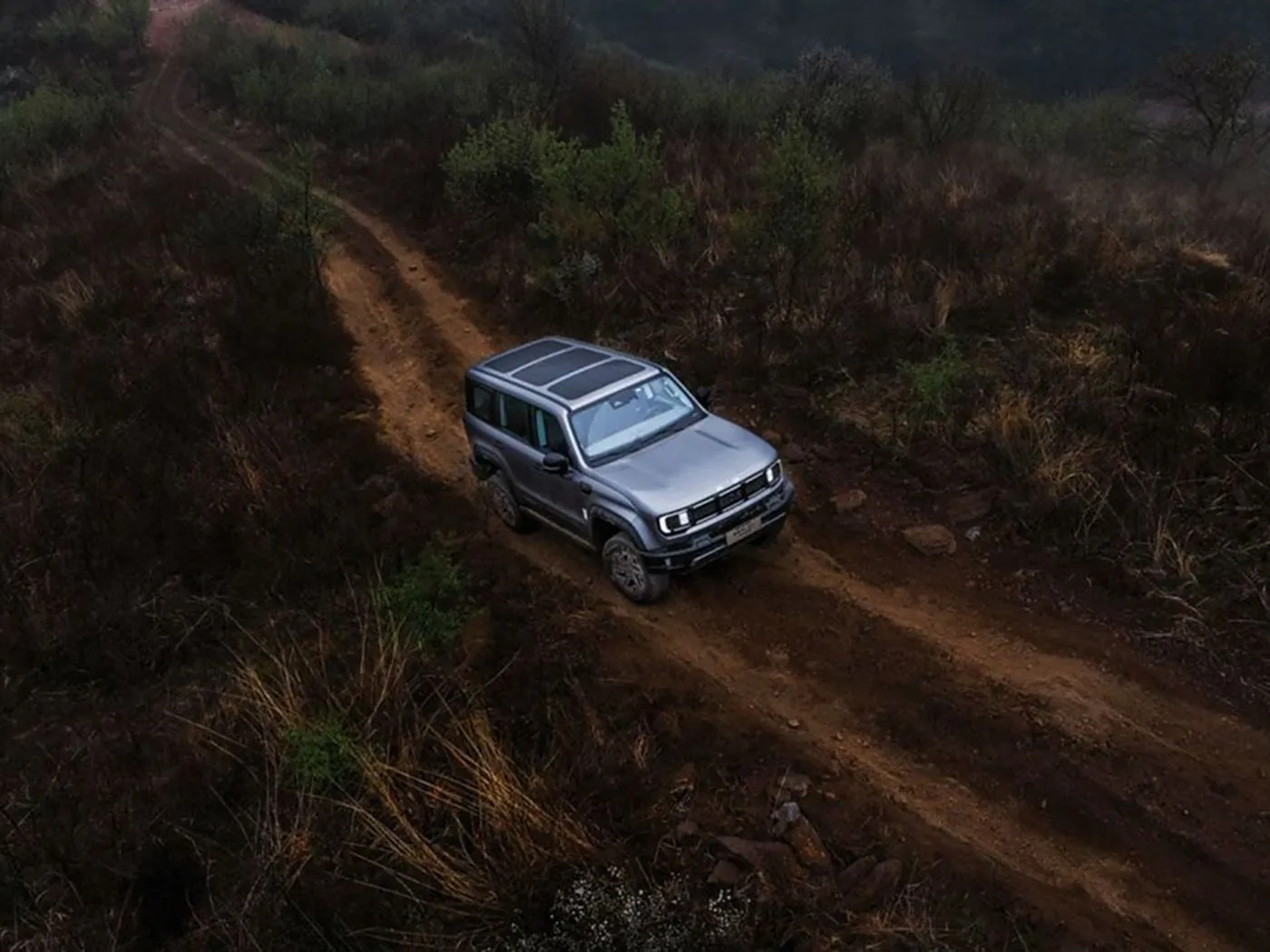 Beijing Off-Road BJ40 Kompakte SUV 4WD, 85L tenk en panoramiese kamera lang asafstand